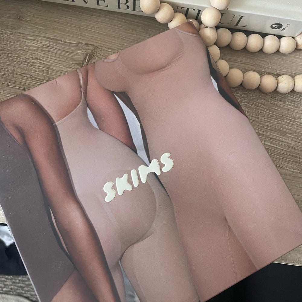 Skims bodysuit in clay